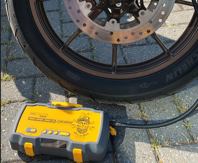 Startbooster 12V Multifunksjon m/Kompressor og led lys 