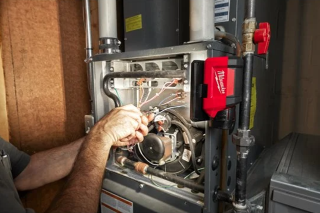 Dreibart omerådelys 700 Lumen Milwaukee M12 